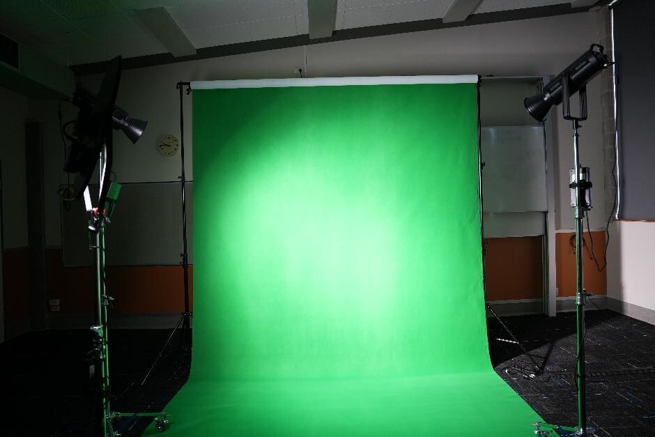 Blank Green Screen with lighting-1